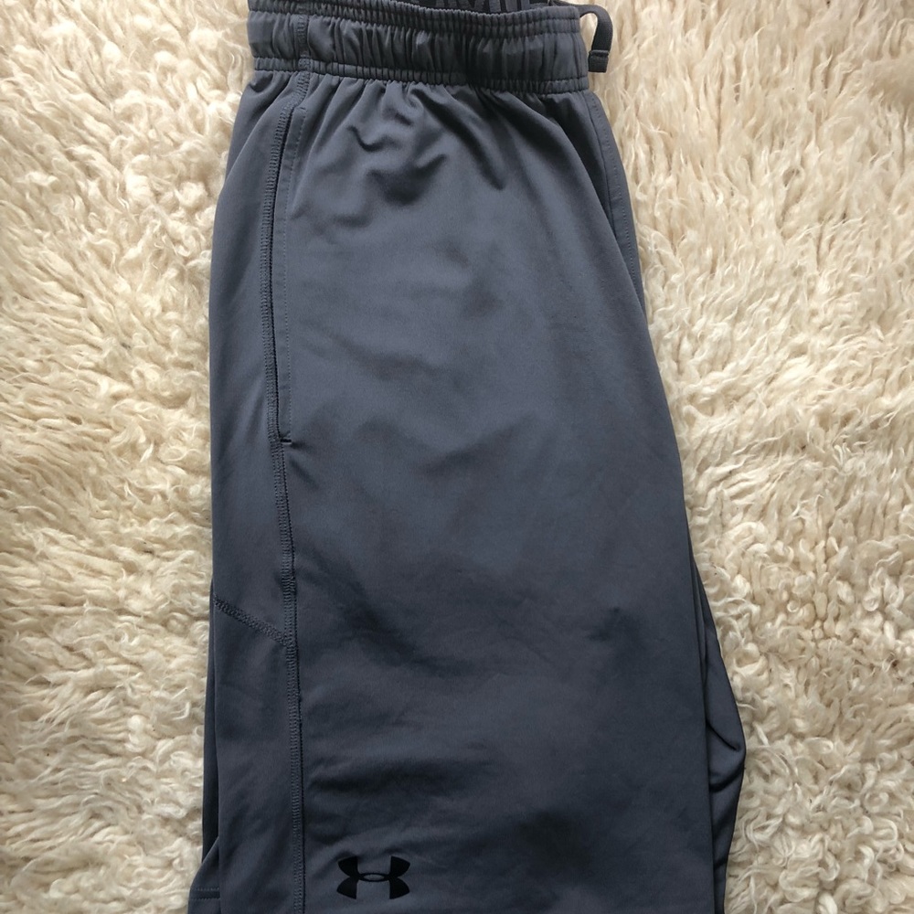 Under armor loose basketball shorts Men’s size M